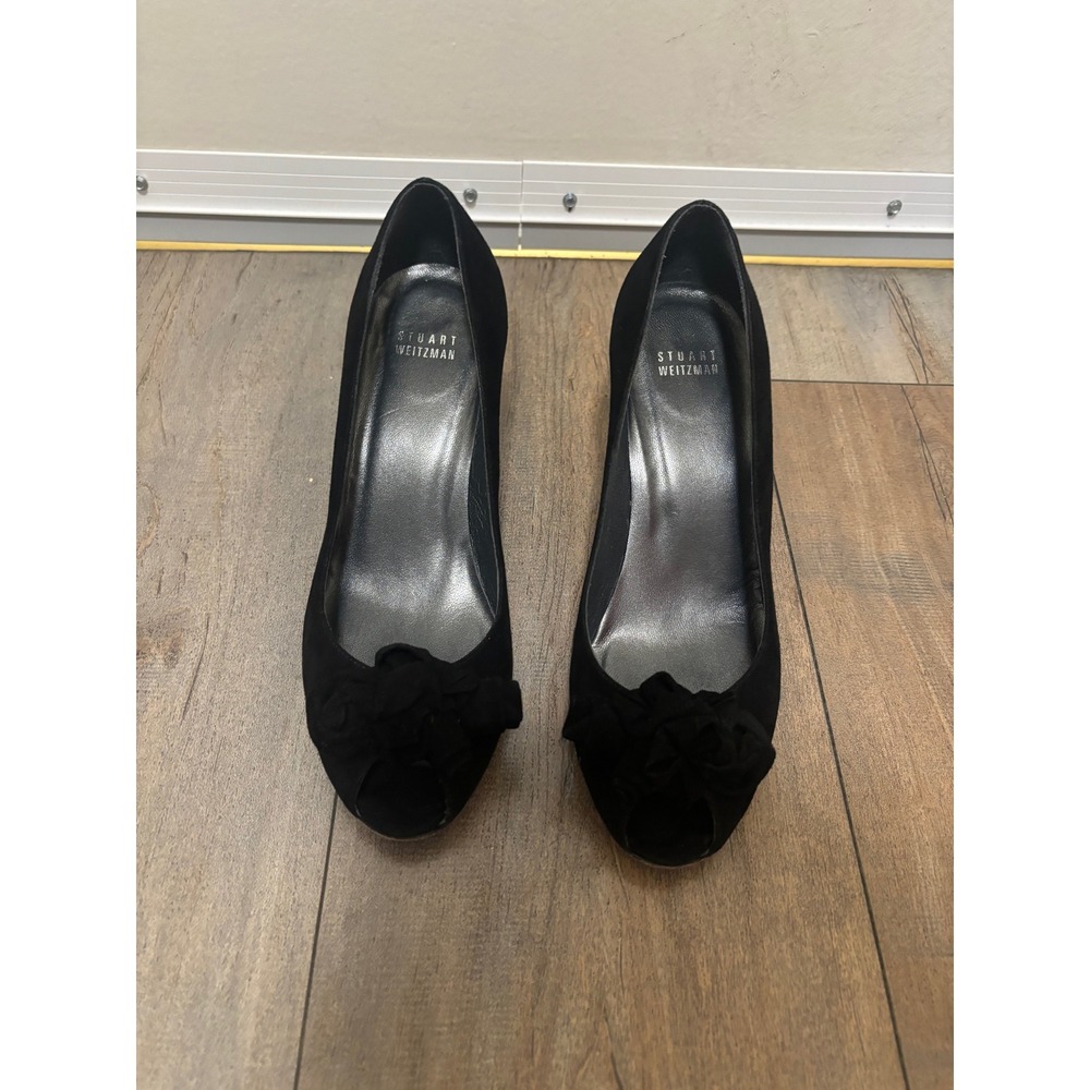 Stuart Weitzman Black Suede Peep Toe Rosette Pumps Heels Size 8 W IW 54665